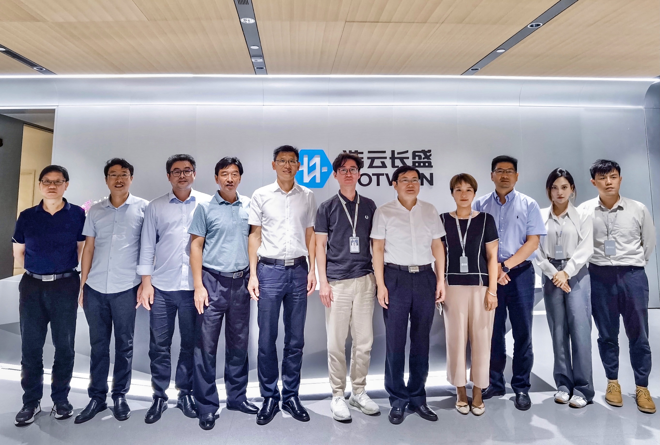 The Standing Committee Member of Huangshan Municipal Party Committee and Executive Deputy Mayor Zhu Ce and his party visited Hotwon for inspection and guidance.